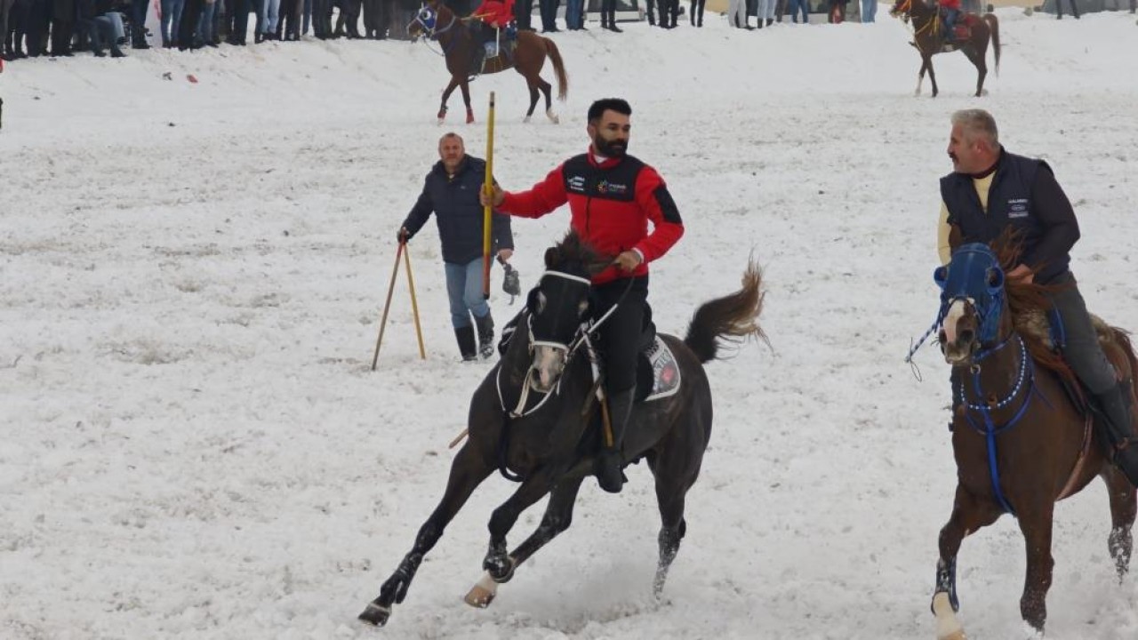 Aşkale'de cirit coşkusu: Dostluk müsabakası ilgiyle izlendi