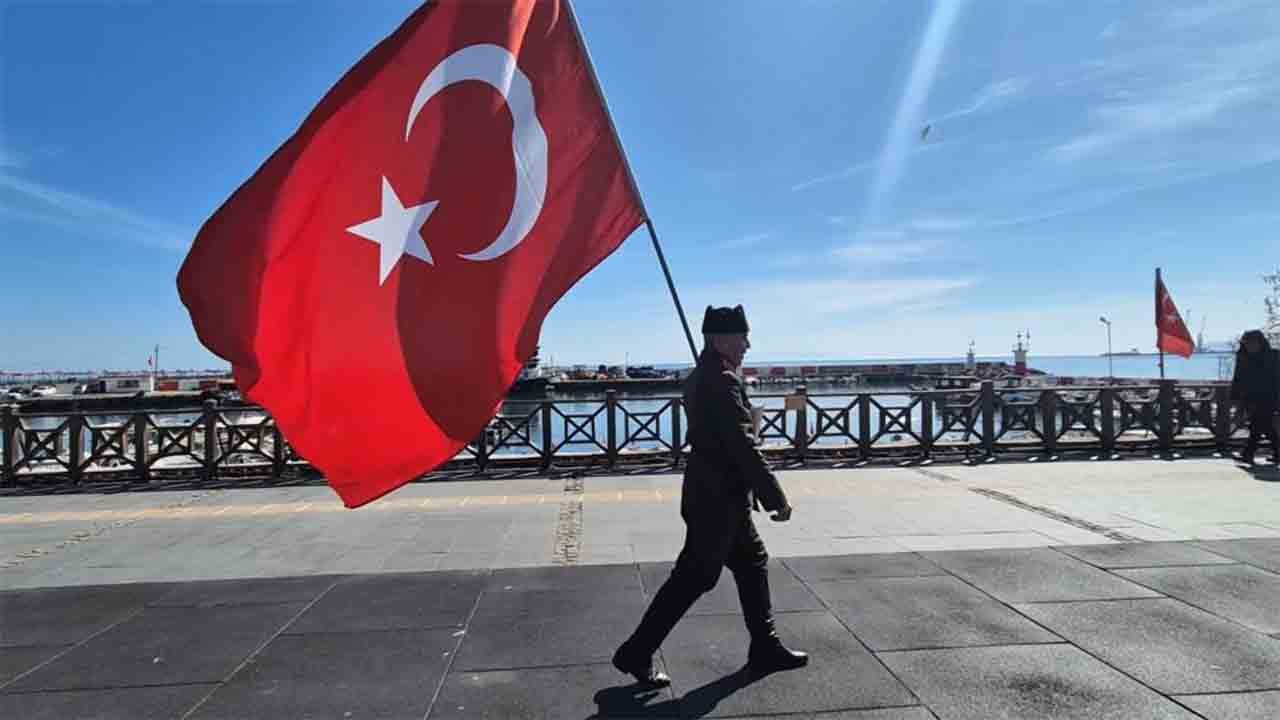 Askeri kıyafetle bayrak taşıyarak İstanbul'dan Çanakkale'ye yürüyor