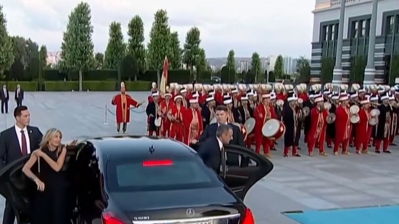 Atalarının kulakları çınladı: Mehter ile karşılanan Miçotakis’in dizlerinin bağı çözüldü