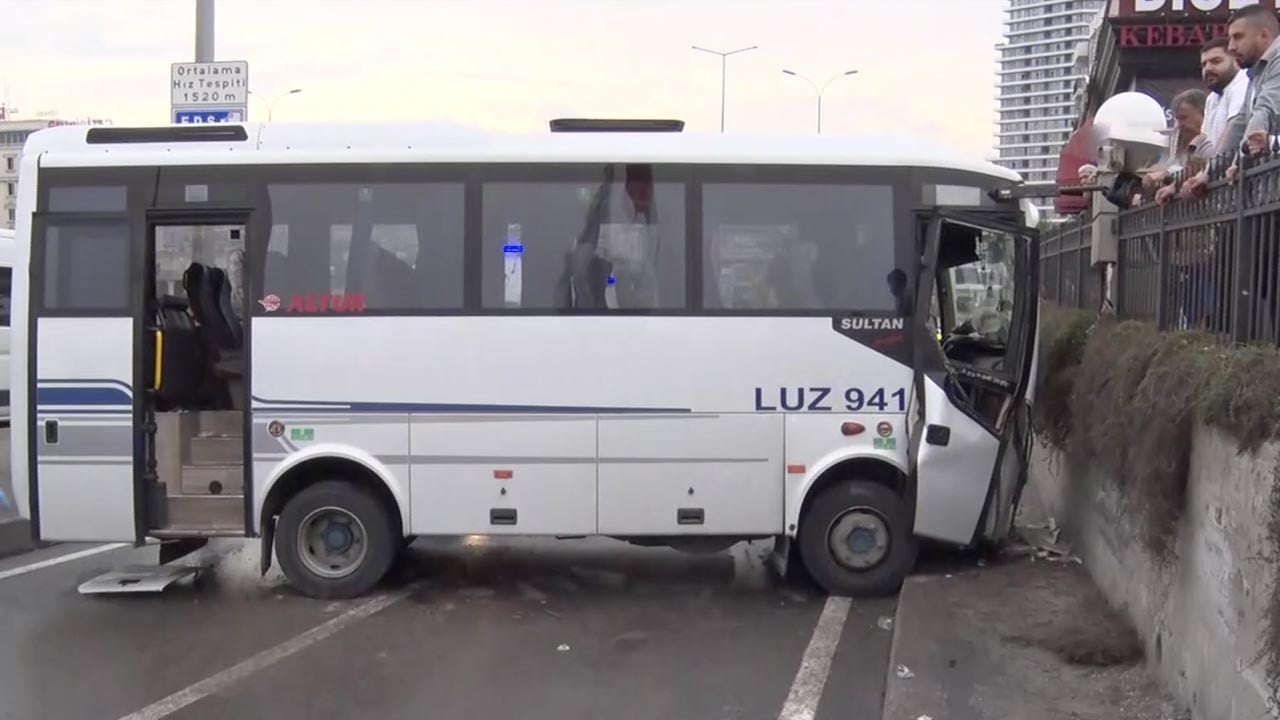 Avcılar D-100'de kontrolden çıkan servis midibüsü kaza yaptı!
