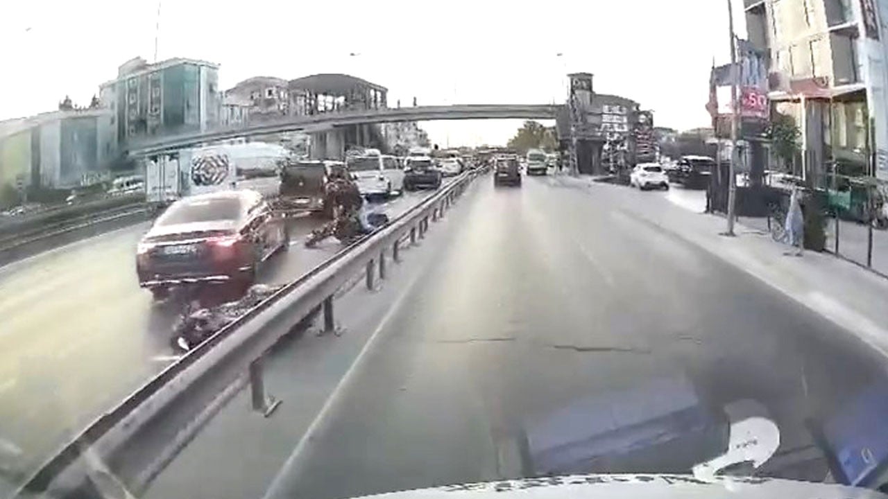 Avcılar D-100’de korkutan anlar! İki motosiklet böyle çarpıştı