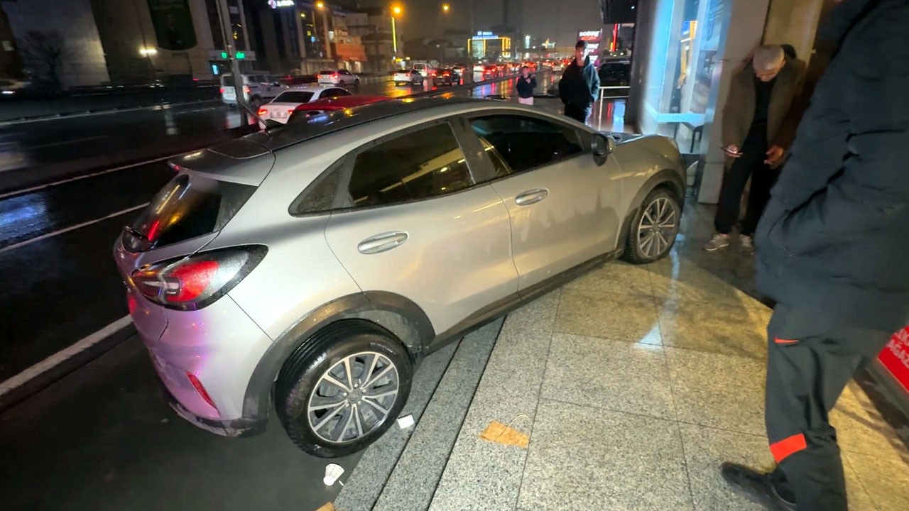 Avcılar’da dehşet anı! Kaldırımdaki çocuğa araç çarptı