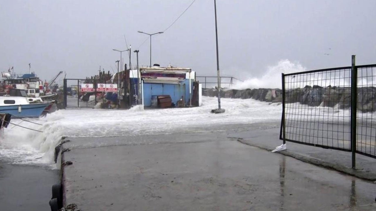 Avcılar'da deniz taştı