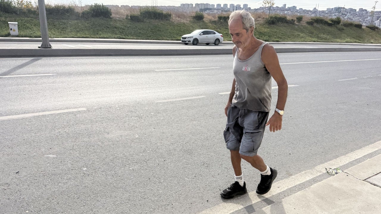 Avcılar’ın Forrest Gump’ı! 68 yaşında her gün 30 kilometre yürüyor
