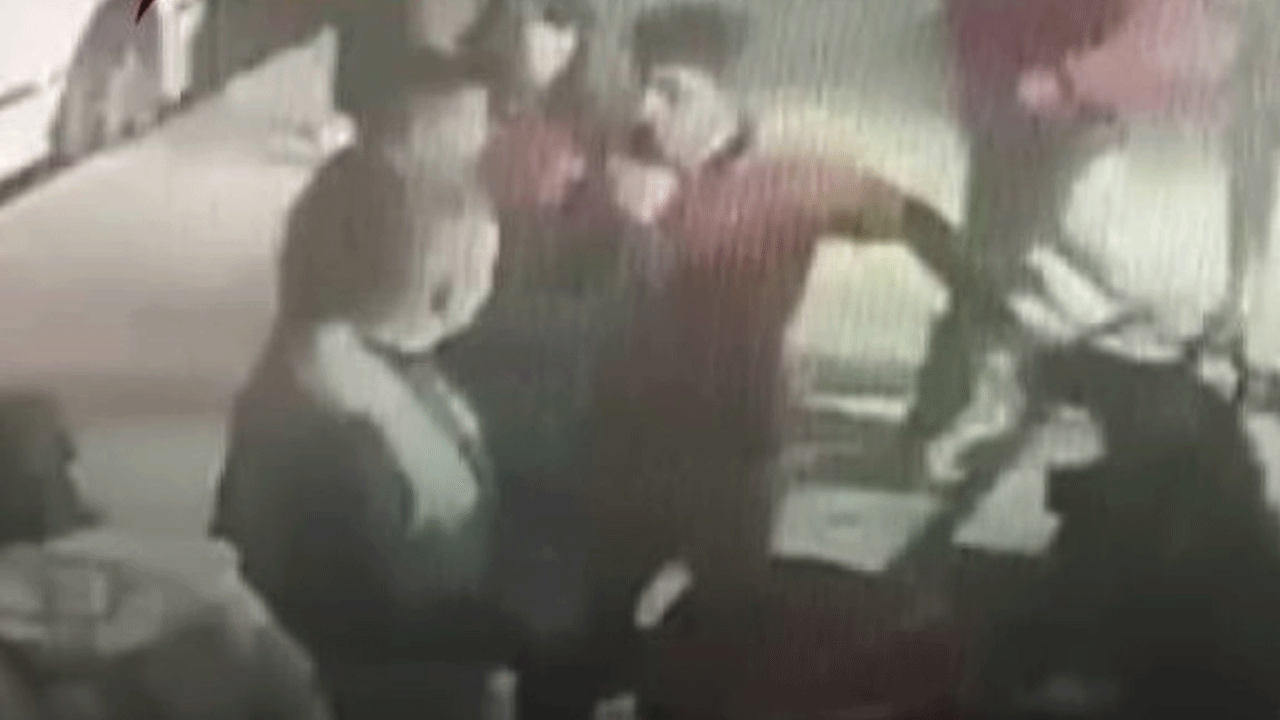 Ayakkabıyı iade etmek isteyince boğazına bıçak dayadılar!