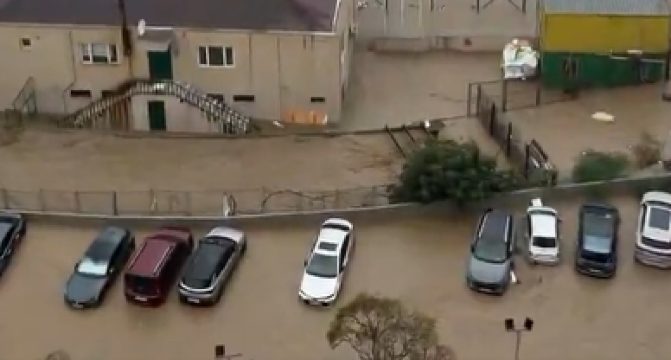 Ayazağa’da sel felaketi! Araçlar sulara gömüldü, caddeler nehre döndü!