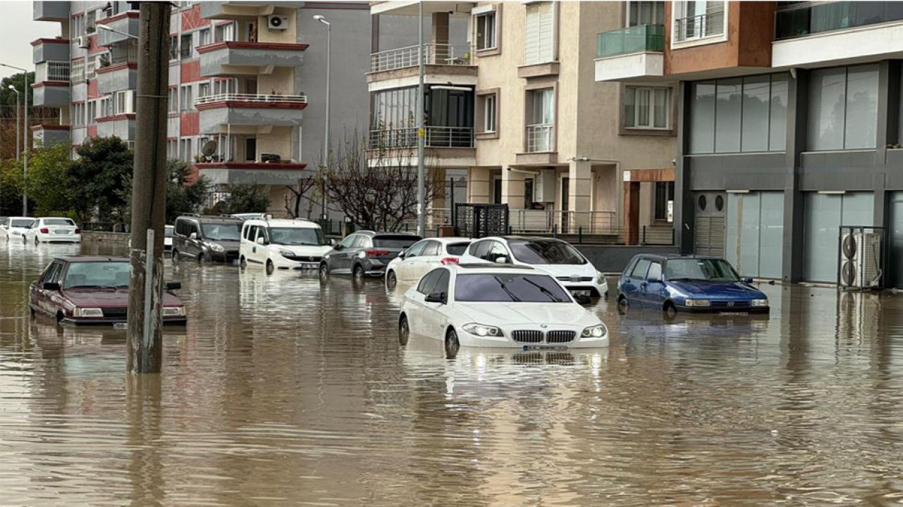 Aydın Söke'de dereler taştı, sokaklar göle döndü