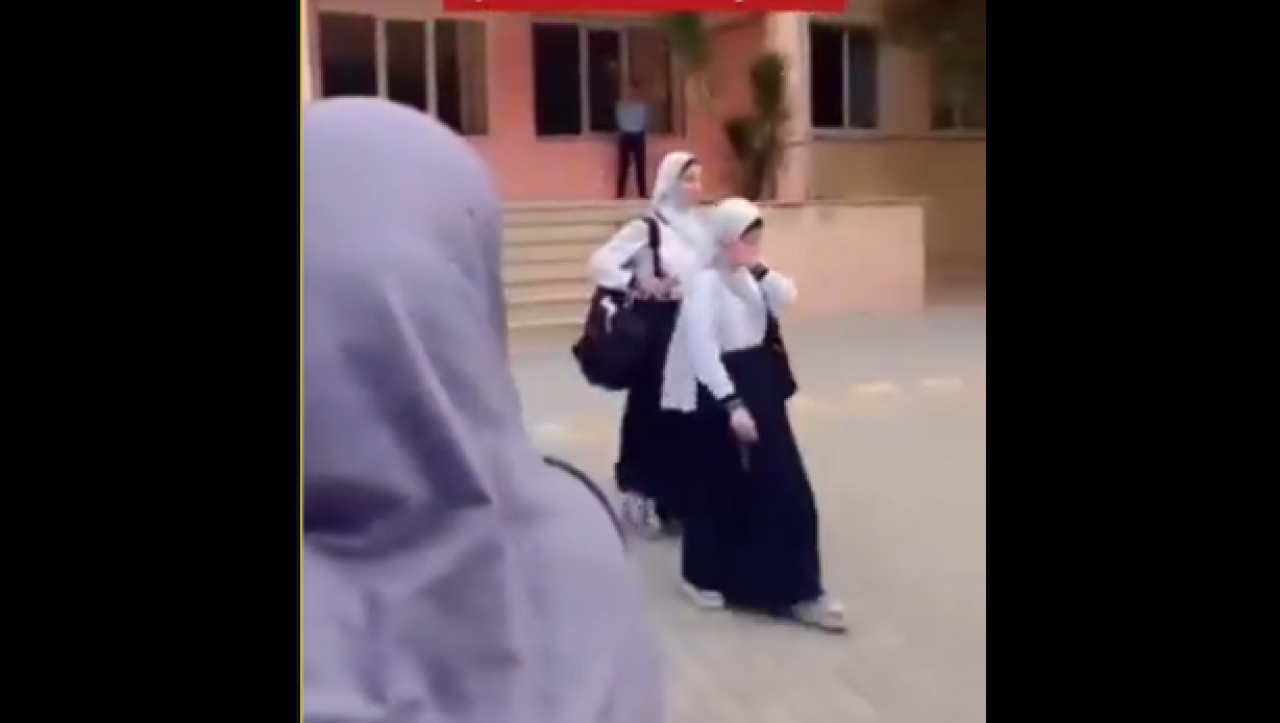 Azerbaycan’da başörtülü öğrenciler okul kapısından geri çevrildi