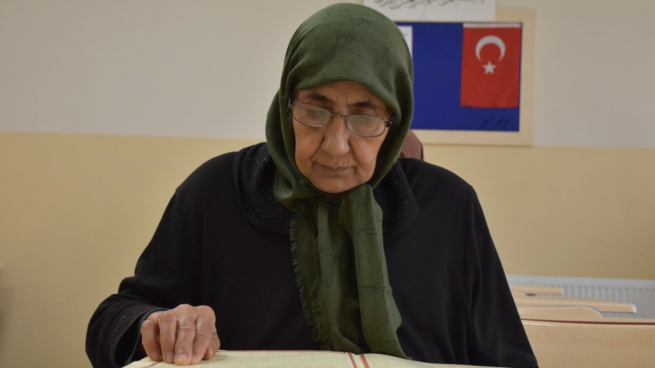 Azmi herkesi duygulandırdı! 72 yaşında Kur’an-ı Kerim öğrendi