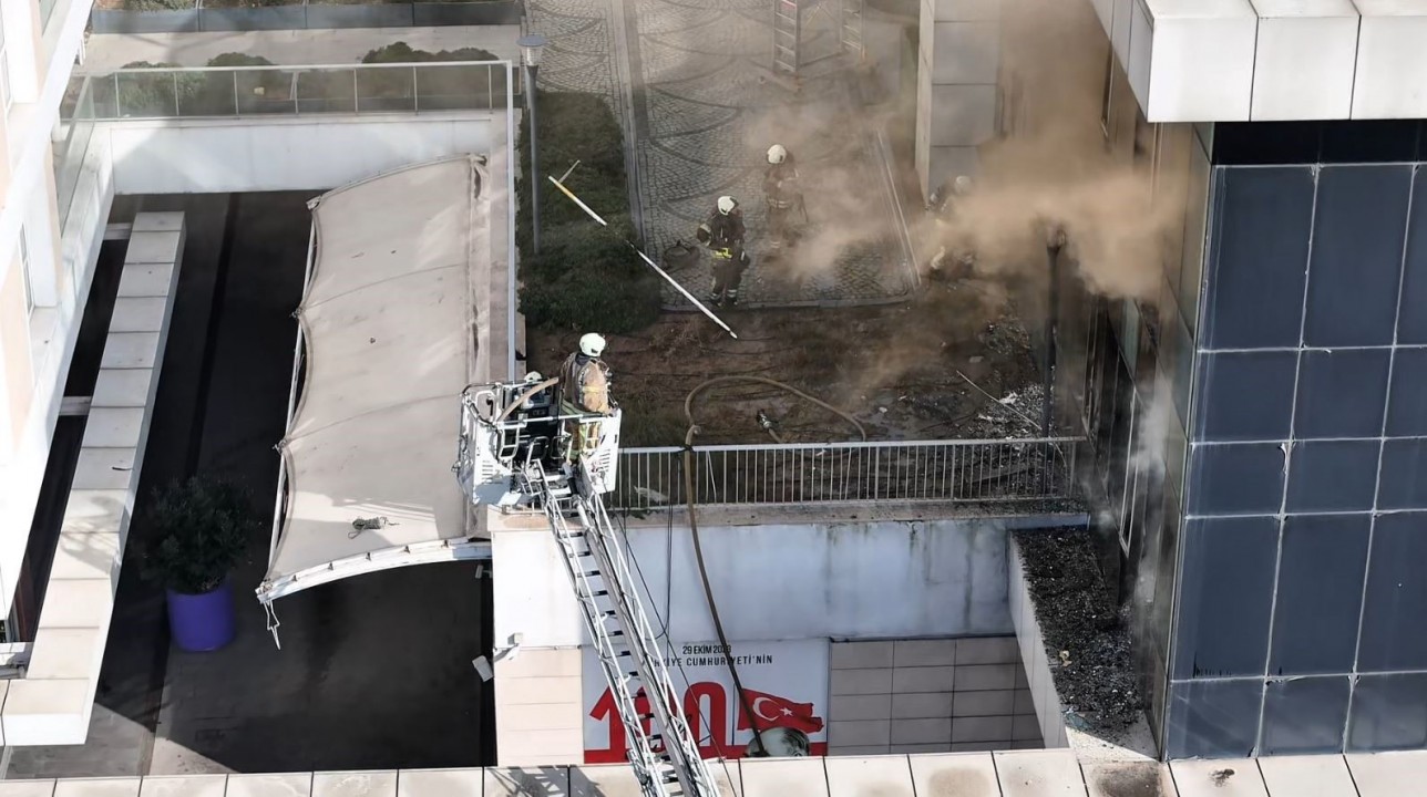 Bağcılar'da AVM'de korku dolu anlar! Kapalı gece kulübü alevlere teslim oldu