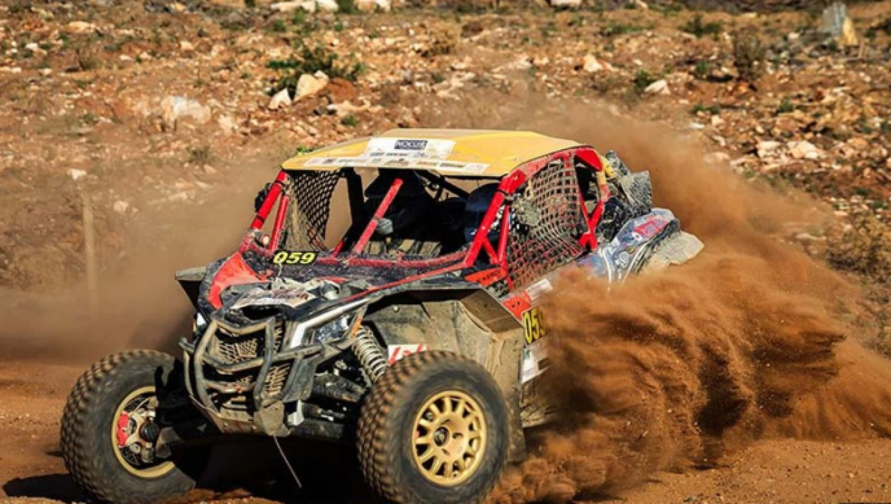 Baja yarışında ralli aracıyla sivil araç burun buruna: Pilotlar facianın eşiğinden döndü