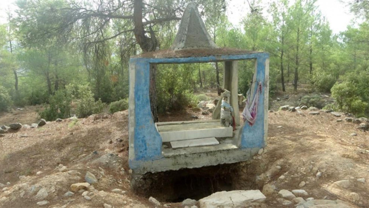 Bak şu define avcılarının yaptığına! 300 yıllık türbeyi kaçak kazıyla delik deşik ettiler