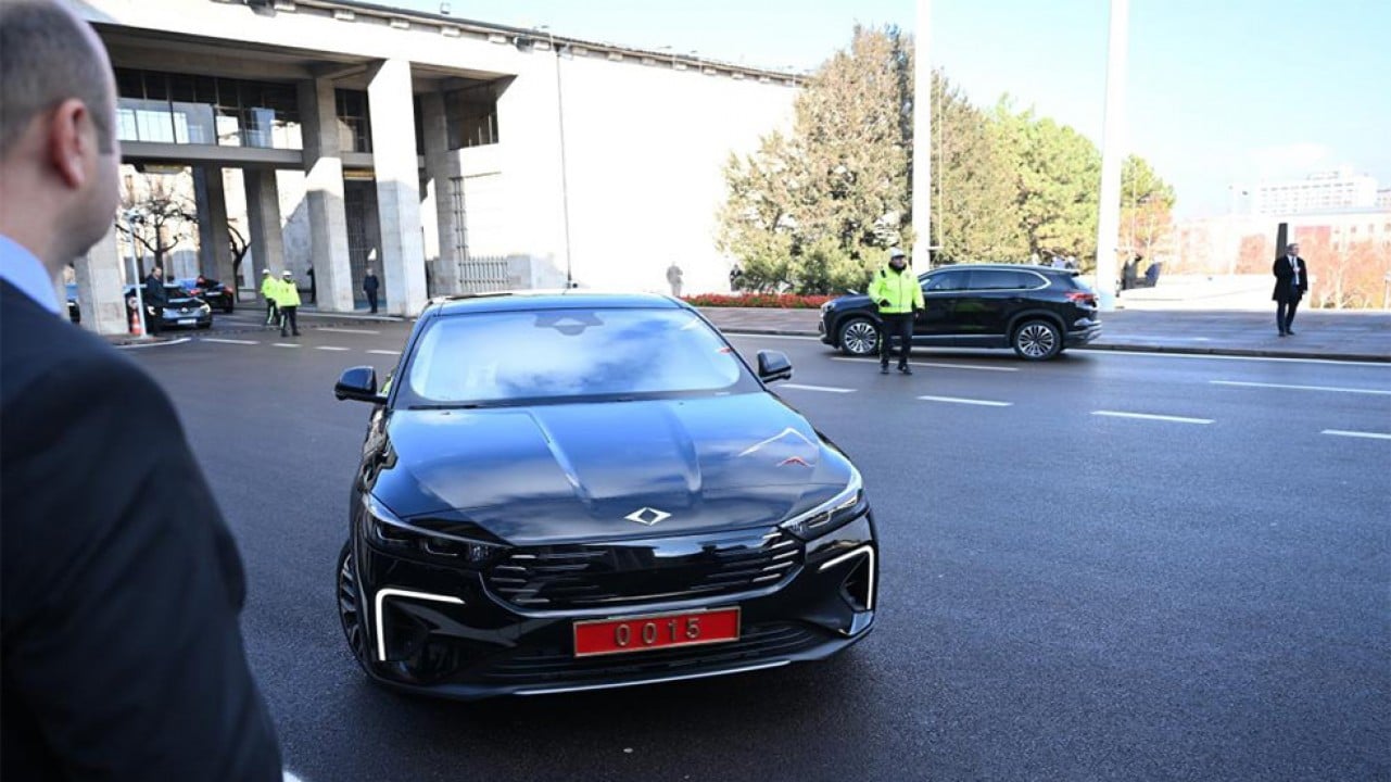 Bakan Kacır bütçe görüşmelerine Togg T10F ile geldi