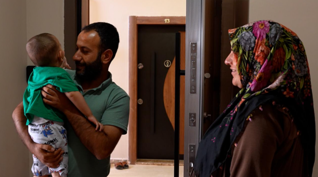 Bakan Kurum, sosyal konutuna yerleşen aileyi paylaştı: Deprem bölgesinde ev sevinci!