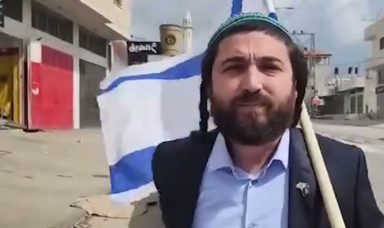 Barbar Siyonist vekil Filistin anıtını balyozla yıktı