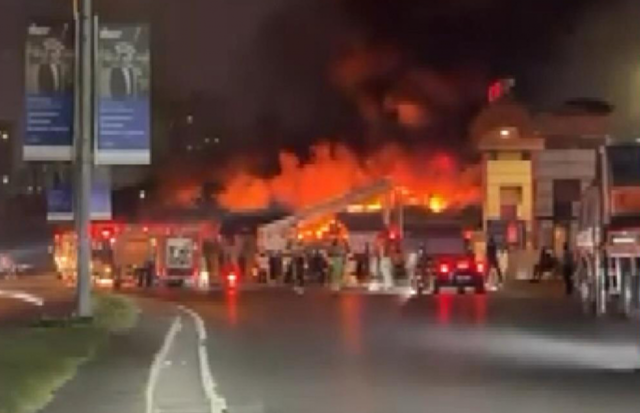 Başakşehir'de korkutan yangın! İkitelli OSB'deki iş yerinden alevler yükseldi
