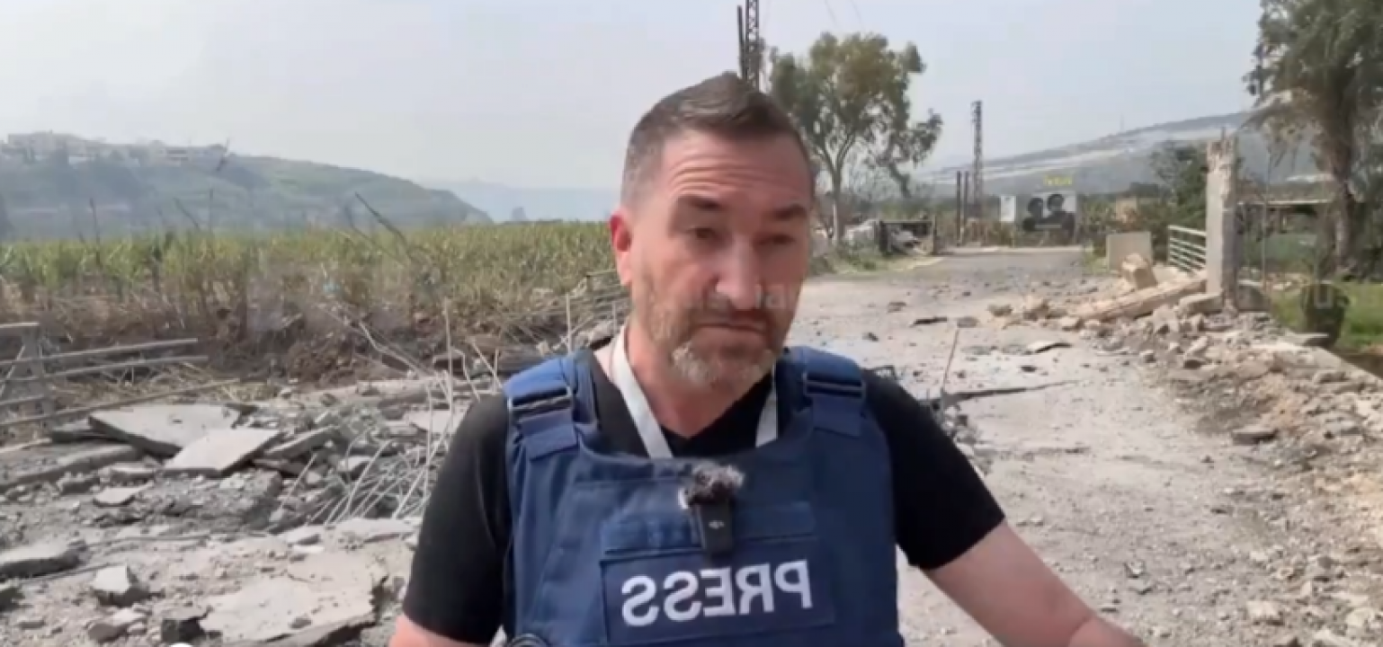 Basın yeleği bile Siyonist vahşeti durduramadı! Rus televizyon ekibi Lübnan’da ateş hattında kaldı!