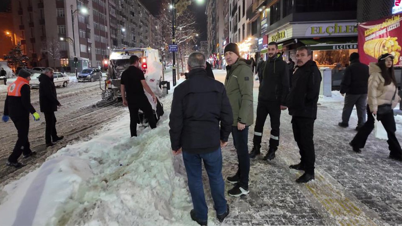 Başkan otobüs bekleyenleri belediye aracı ile evlerine yolladı