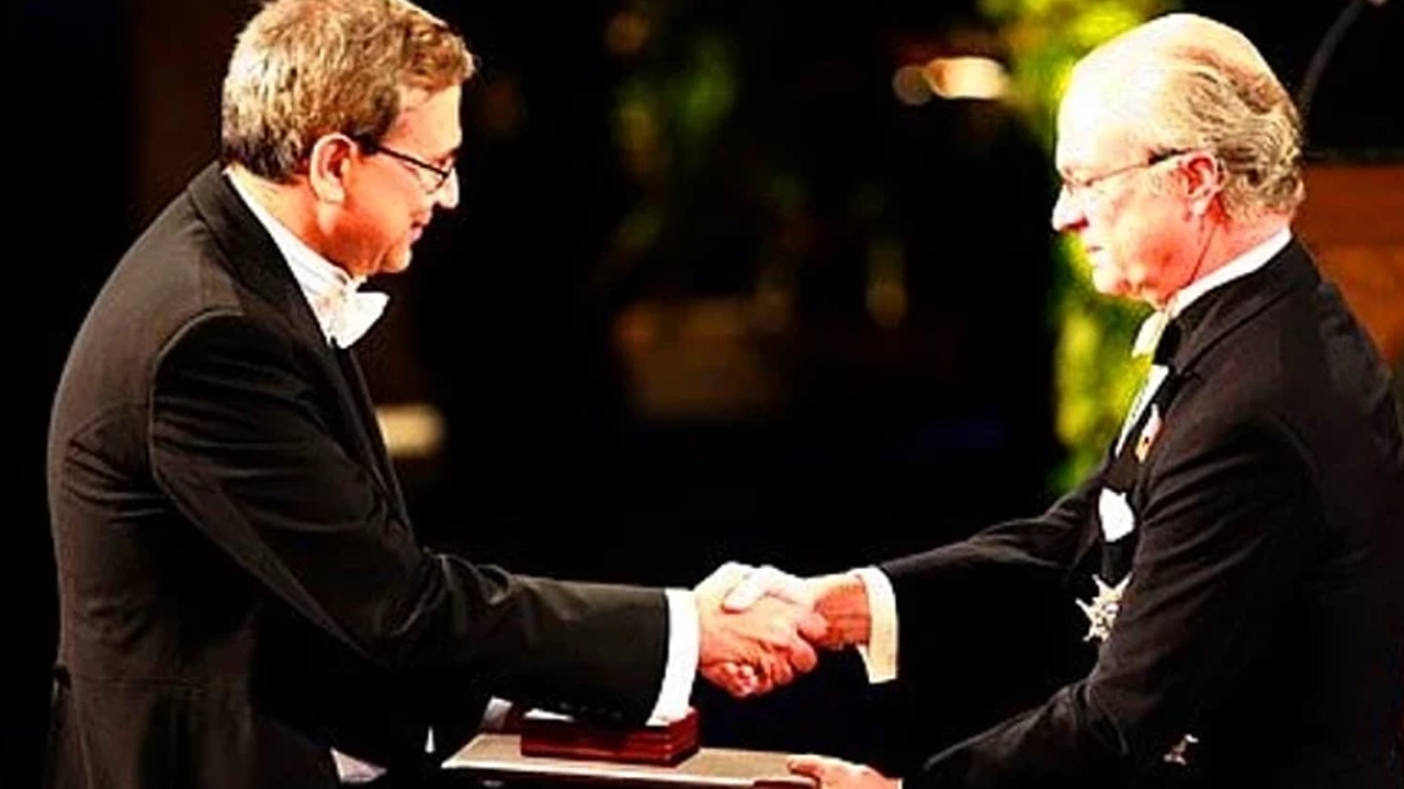 Batı'nın ödüllü kölesi Orhan Pamuk