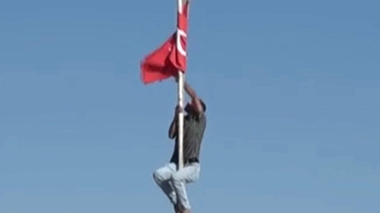 Bayrağı o halde görünce dayanamadı!