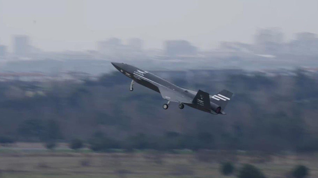  Bayraktar KIZILELMA eğitim uçuşunu başarıyla tamamladı