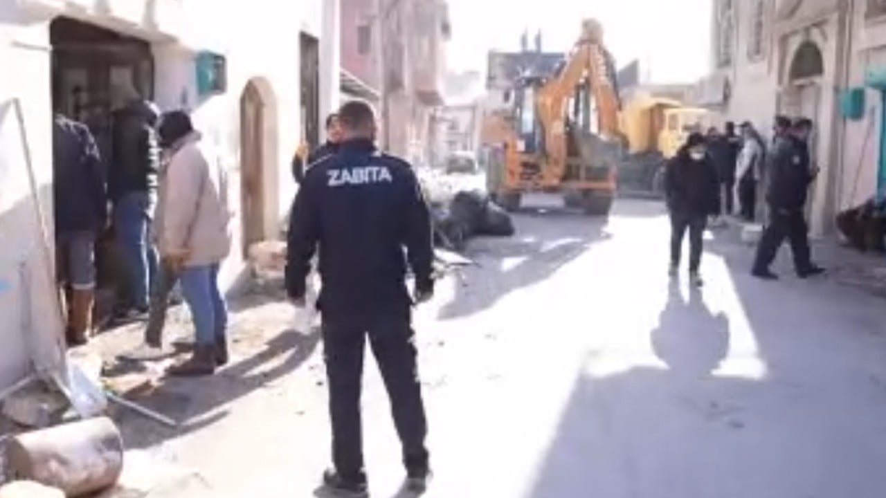 Belediye ekipleri çöp evden 28 kamyon dolusu atık çıkardı