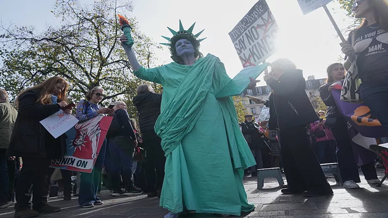 Beyaz Saray önünde toplanan göstericilerden Trump'a protesto