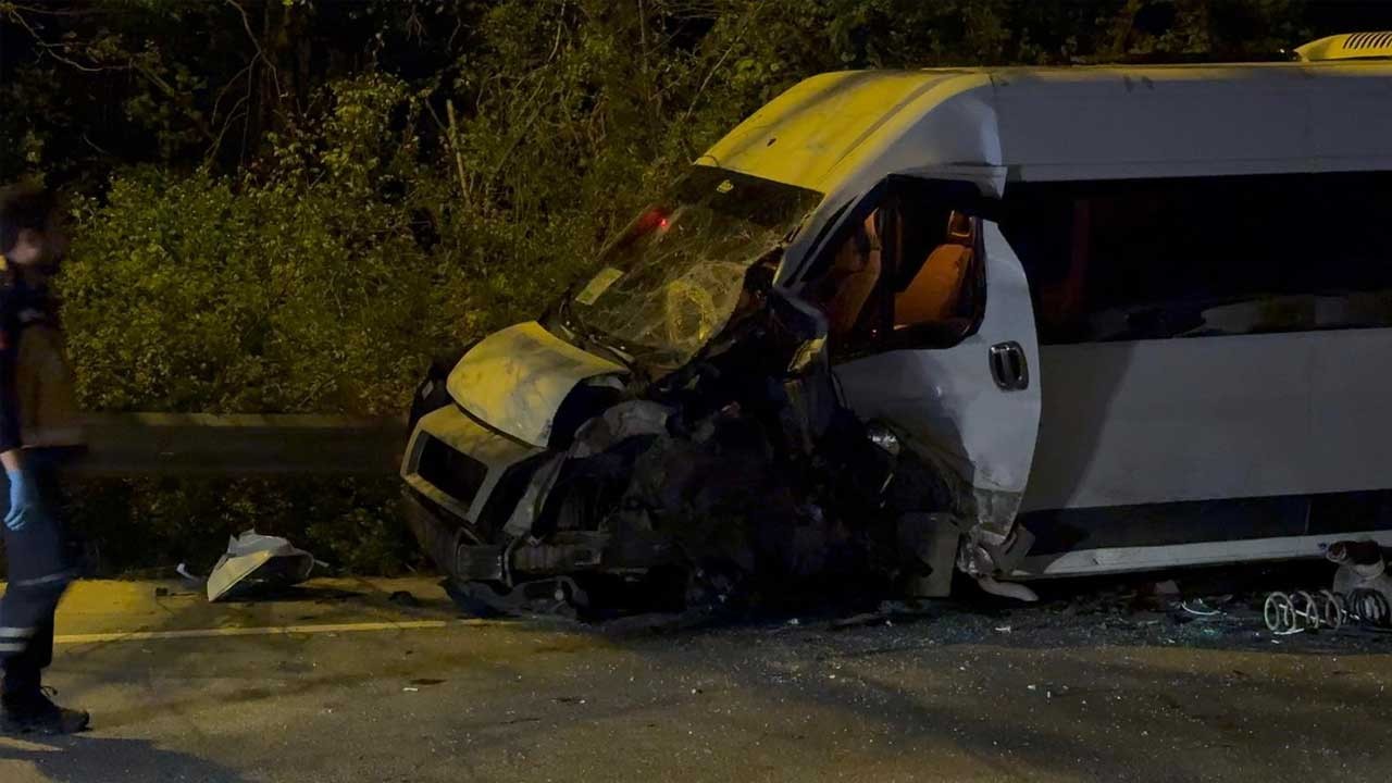 Beykoz’da servis minibüsü ile otomobil çarpışt!: 1’i ağır 11 kişi yaralandı
