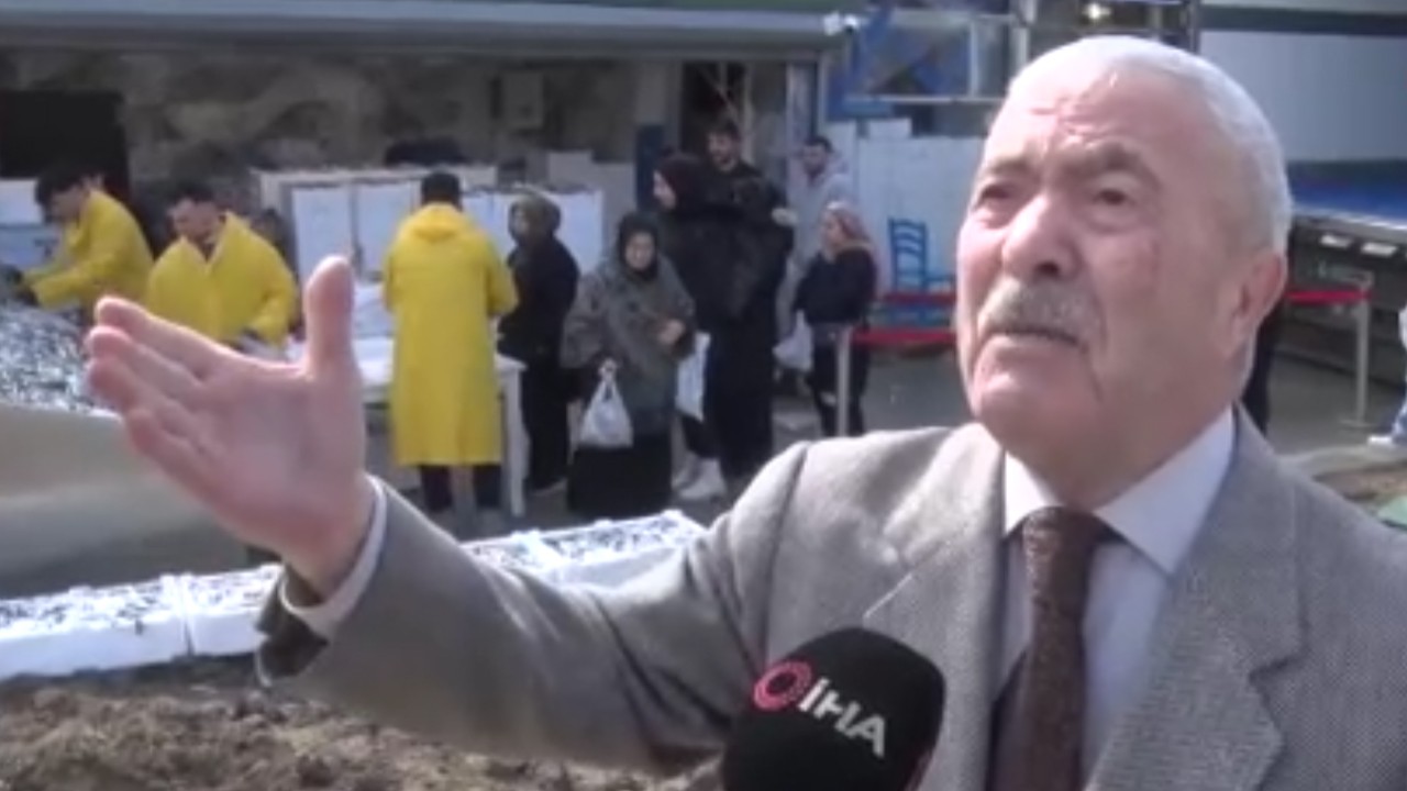 Beylikdüzü’nde Balıkçı Kenan 3 tır hamsiyi ücretsiz dağıttı