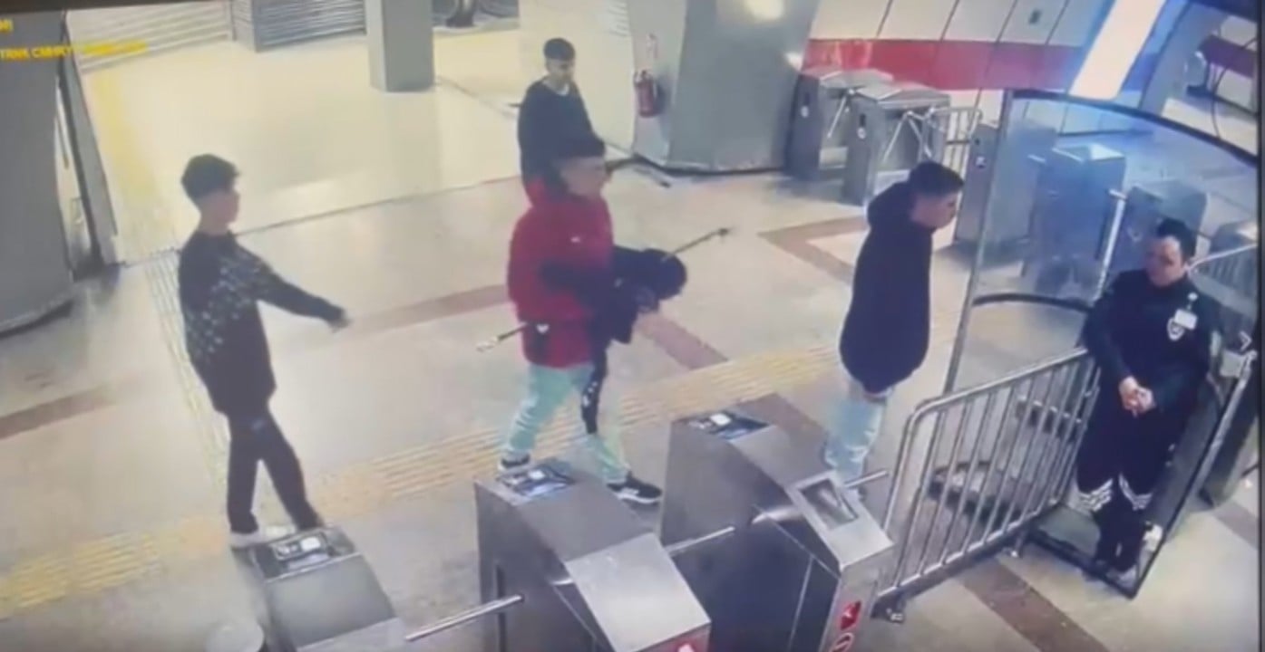 Beyoğlu’nda akılalmaz kapkaç planı! Telefonu folyoyla gizlediler!