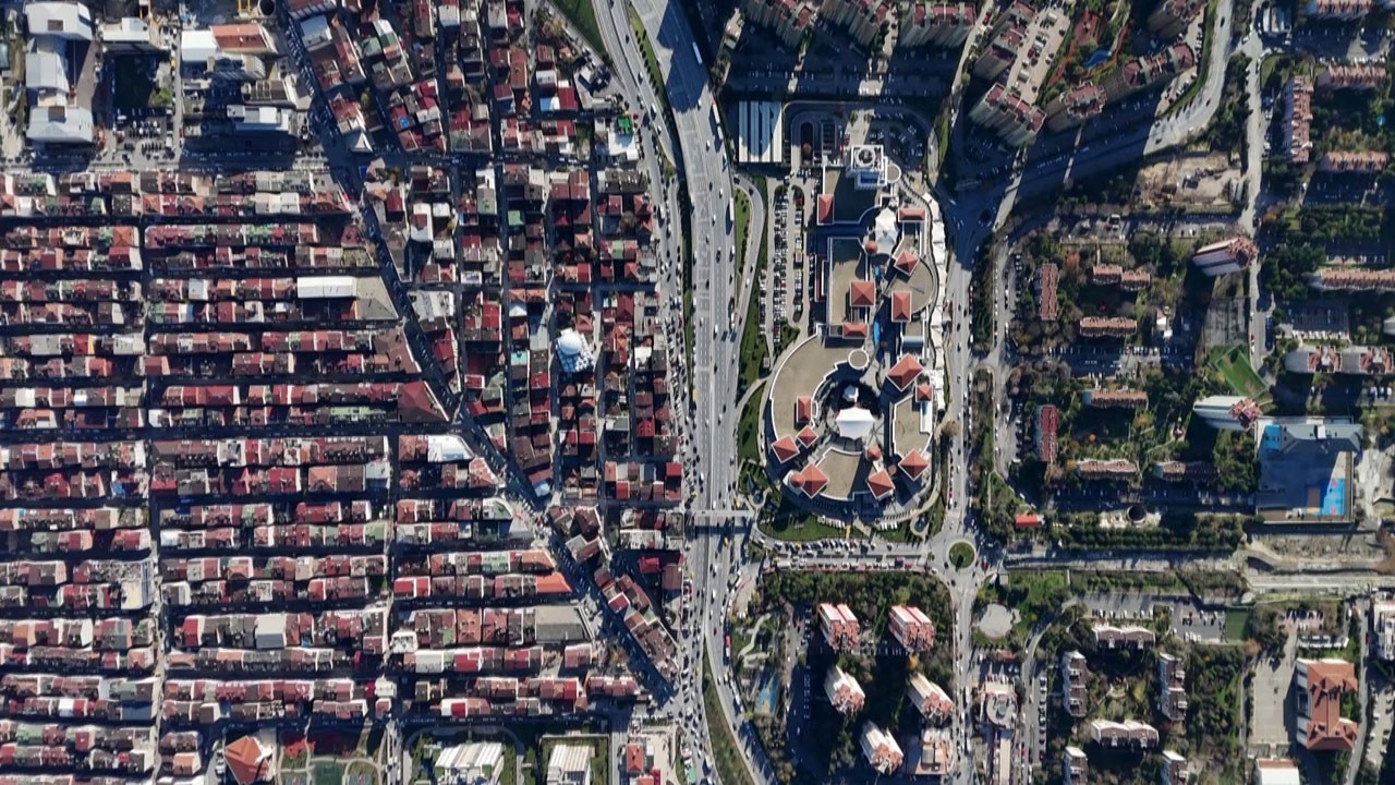 Bir cadde iki farklı yaşamı ayırıyor! İstanbul’un iki yüzü havadan görüntülendi