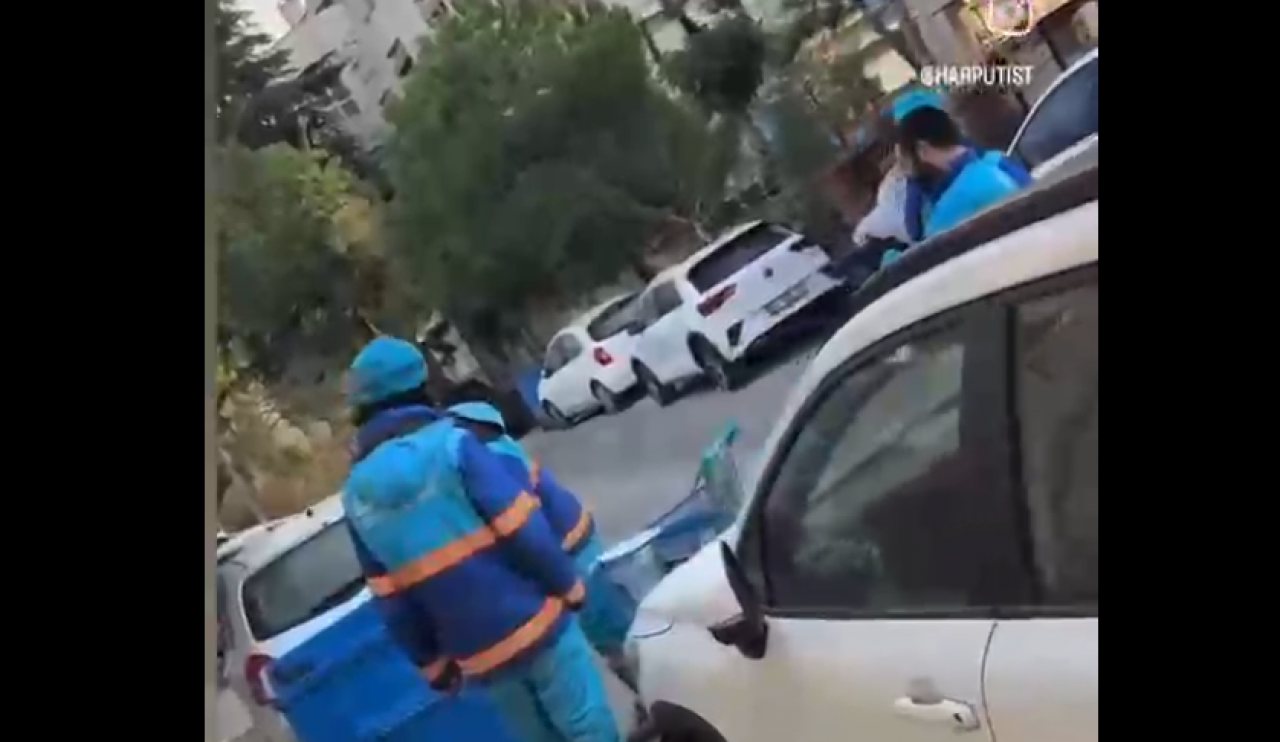 Bir çöp tenekesini 5 kişi boyuyor! CHP'li belediyede dikkat çeken görüntü