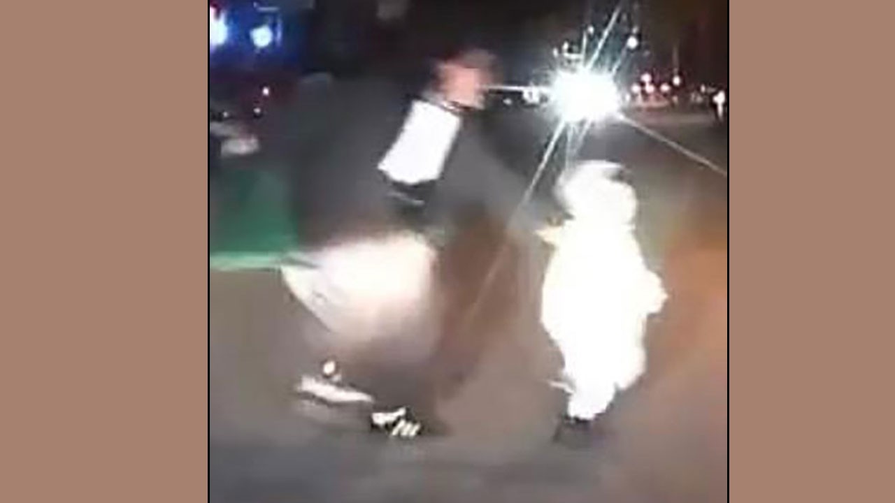 Bir saniyelik refleks hayat kurtardı! Çocuğunu otomobilin altından son anda çekti