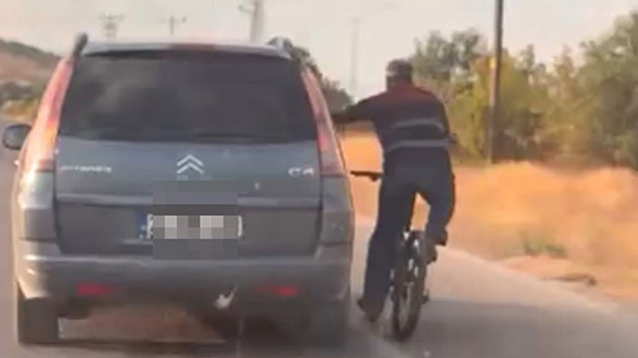 Bisikletle hafif ticari araca tutundu! Tehlikeli yolculuk kameraya yansıdı