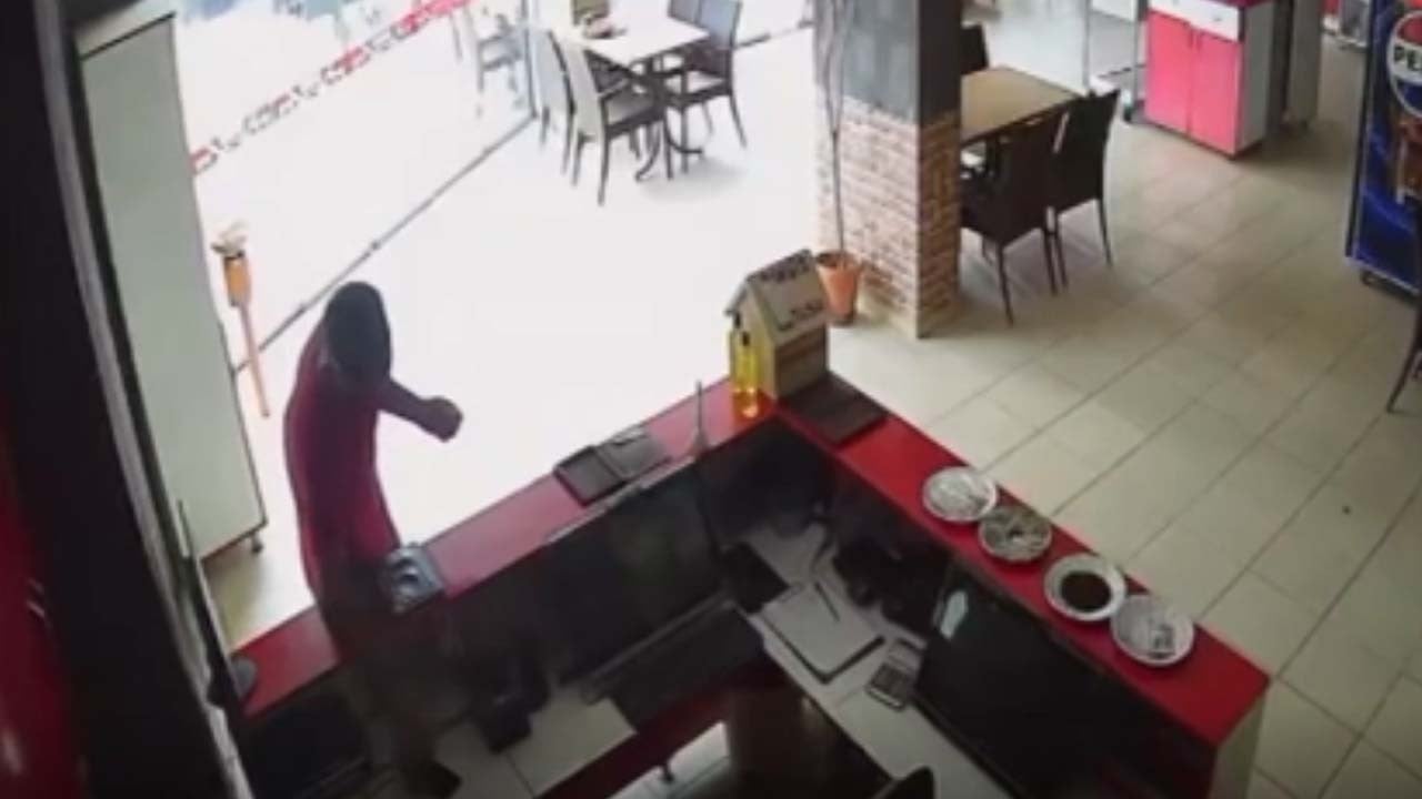 Bisikletli hırsız restorandan telefon, camiden merdiven çaldı