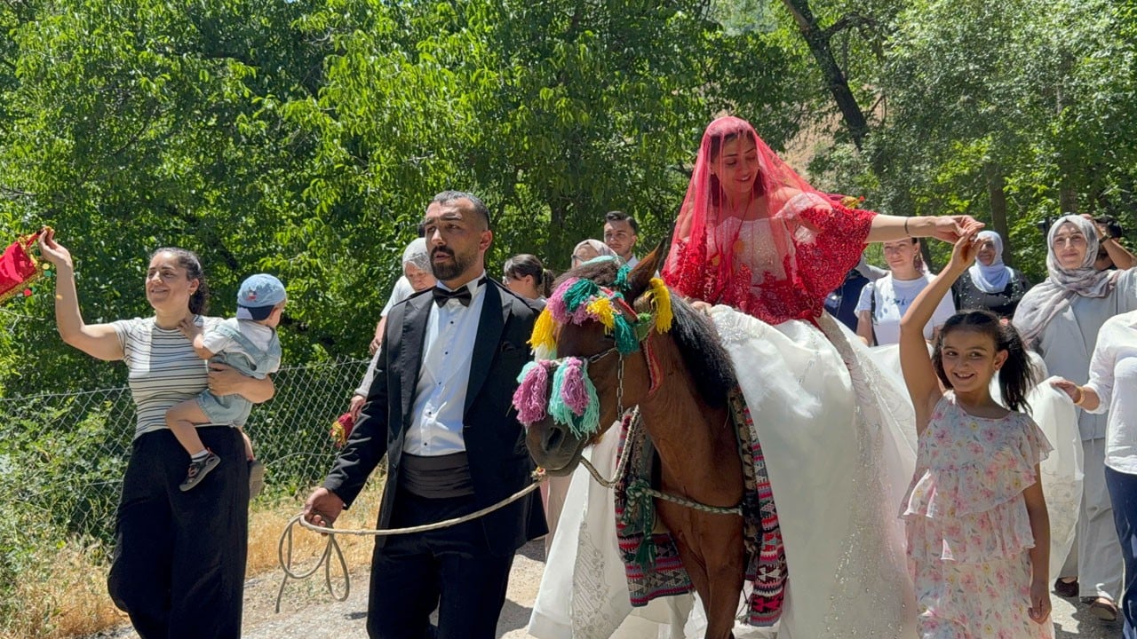 Bitlis’te yıllardır süren gelenek! Gelinliğiyle ata bindi, köyü böyle dolaştı