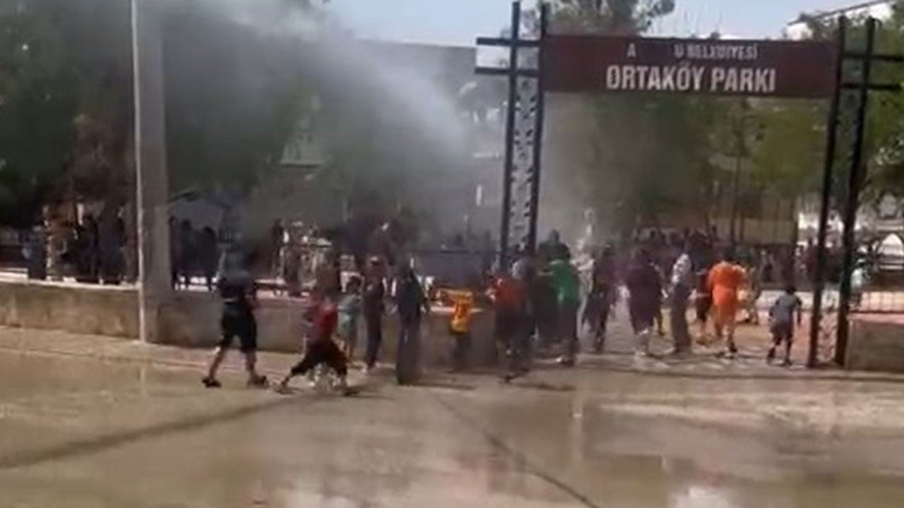 Böyle serinlediler! 40 derece sıcakta çocukların imdadına muhtar yetişti