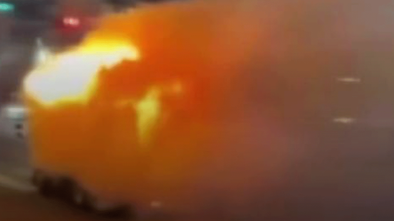 Böylesi ne görüldü ne duyuldu: Yanan aracını itfaiye istasyonuna sürdü!