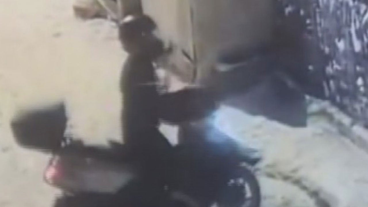 Bu kadarı da pes! Karla kaplı mahallede drift attı