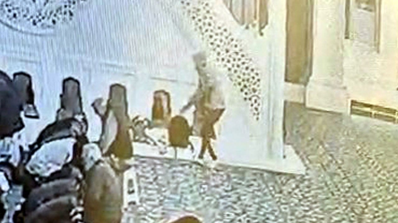 Bu kadarına da pes! Namaz kılanların çantalarını çaldılar