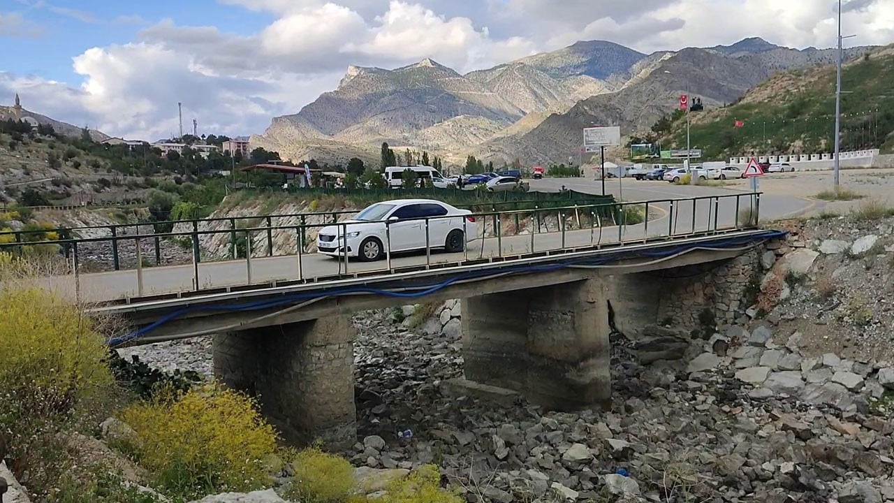 Bu köprü alarm veriyor! Her gün binlerce kişi ölümle burun buruna