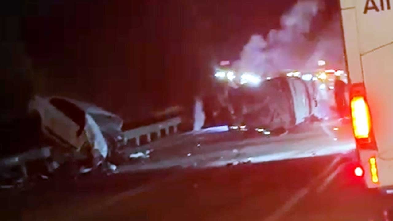 Burdur'da 4 araç kazaya karıştı! Demir yığınına döndüler