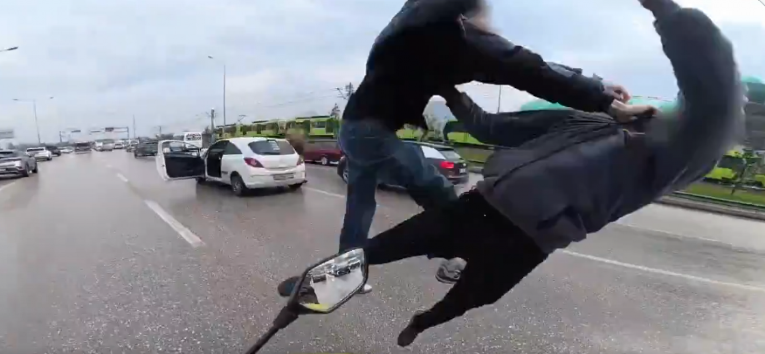 Bursa trafiğinde film sahnelerini aratmayan anlar! Araçların arasından uçan tekmeyle fırladı