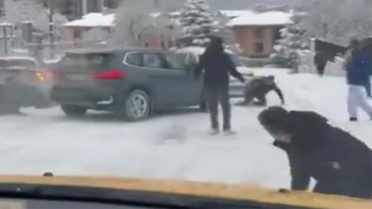 Bursa'da korku dolu anlar: Kayan araç vatandaşların arasına daldı