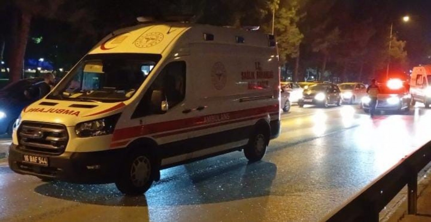 Bursa’da otomobil, önce direğe ardından minibüse çarparak savruldu: 6 yaralı