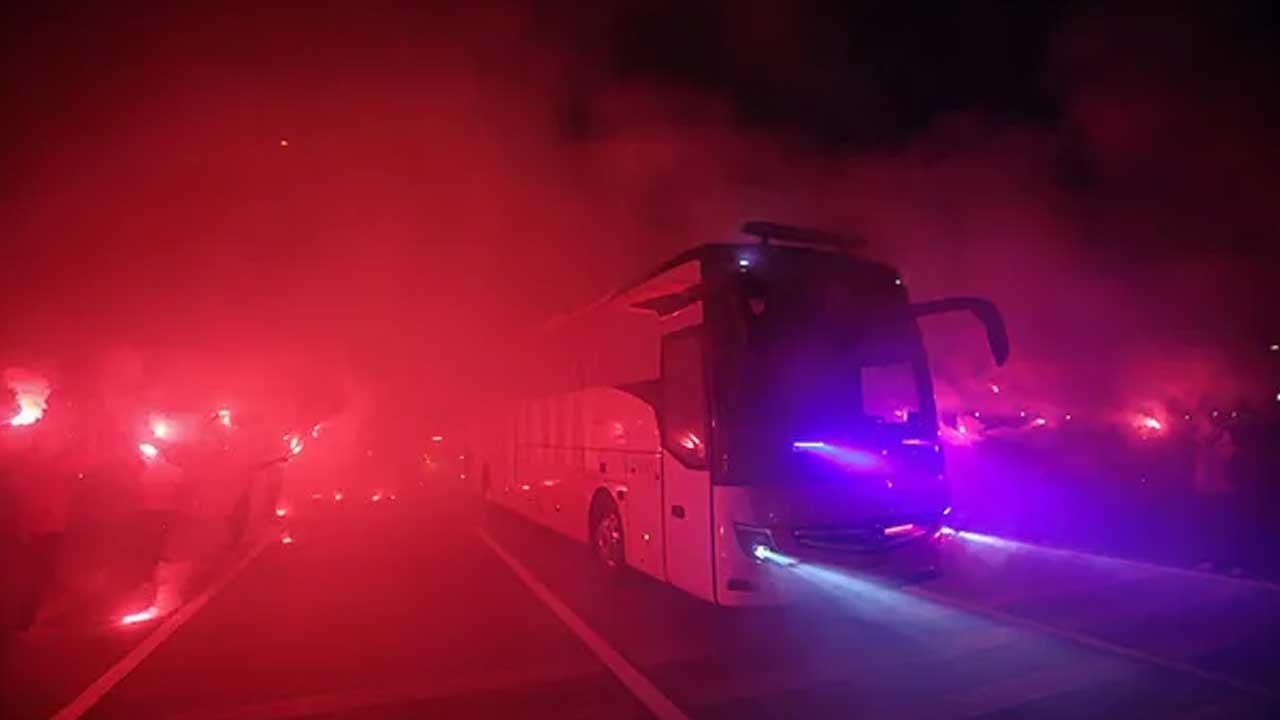 Bursa'ya bu yakışır! A Milli Futbol Takımı, stada böyle girdi