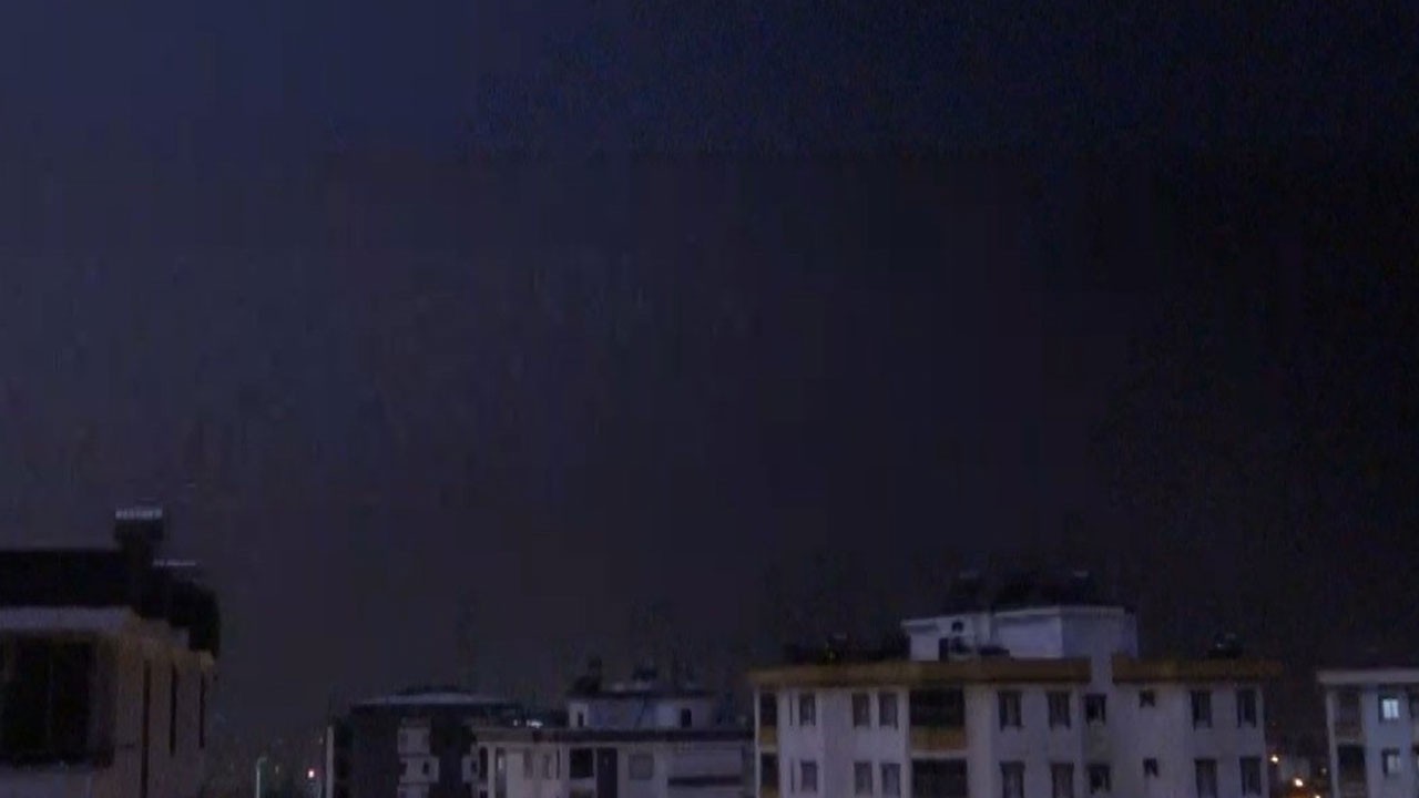Büyük panik yaşandı! Yıldırımın düşme anı kamerada
