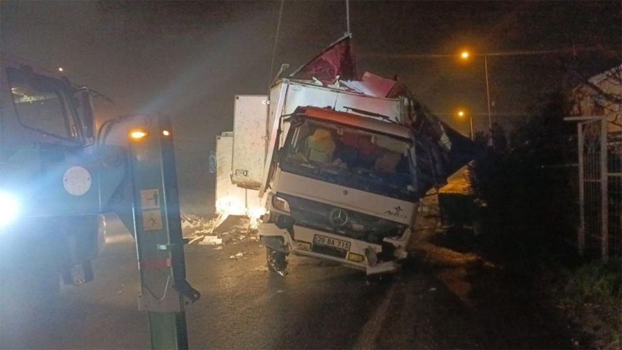 Büyükçekmece'de 8 ton hamsi yoldan çıkıp takla attı