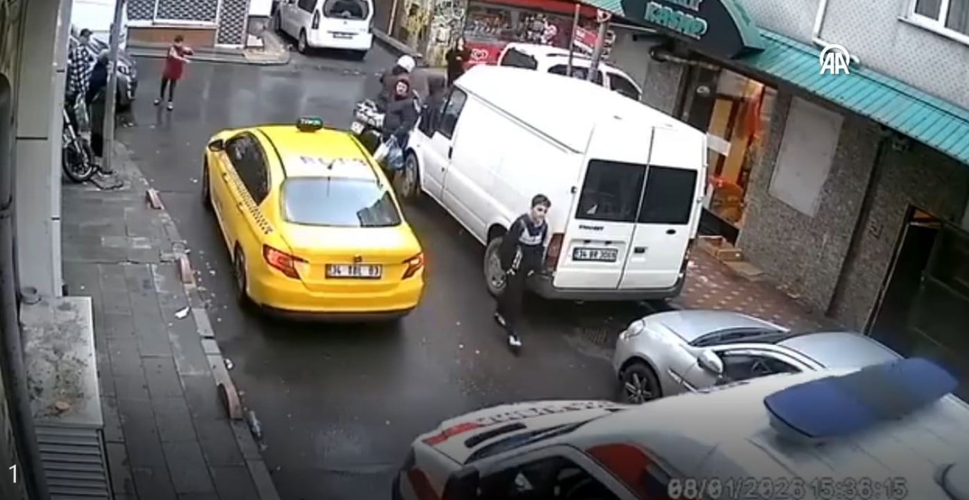 Büyüksün Paşalı! Bayrampaşa’da bir çocuk ambulansa yol açmak için trafiği yönlendirdi