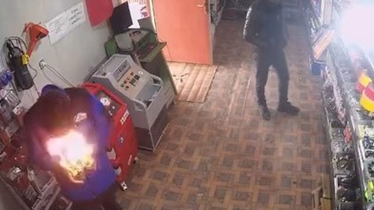 Çakmağı çaktı, yüzü alevler içinde kaldı! O anlar kamerada